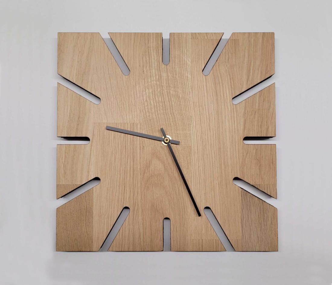 L’Horloge carrée en Bois Massif