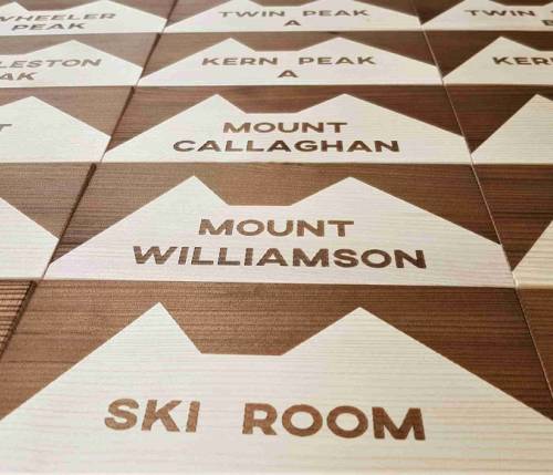 Signalétique en bois haut de gamme – Élégance naturelle pour l’hôtellerie & la restauration