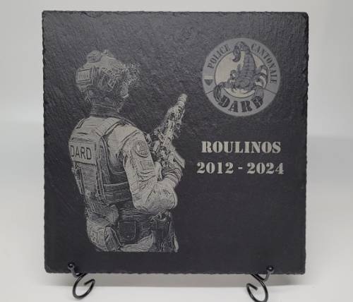 Photogravure sur ardoise naturelle – Un souvenir gravé pour toujours pour le départ d’un collègue