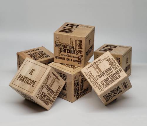 Cube en bois massif — Support de communication écologique et élégant