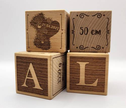 Cubes en bois pour bébé avec informations de naissance
