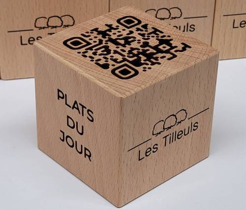 Magnifique cube QR Code en bois massif de hêtre pour Hôtel, restaurant, bar et communication digitale.