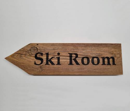 Flèches signalétiques directionnelles en vieux bois