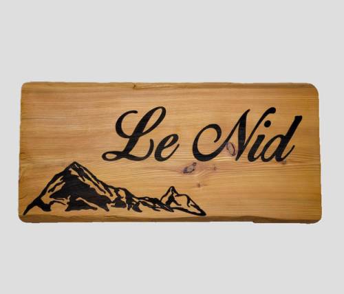 Enseigne en mélèze pour le mayen