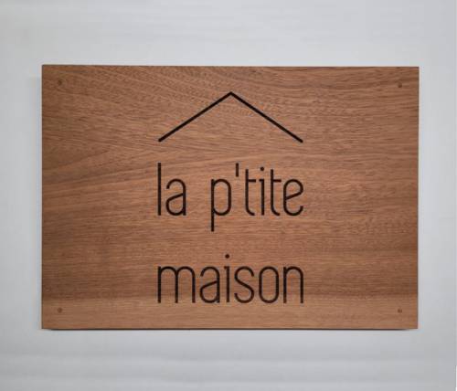 Panneau signalétique en bois exotique