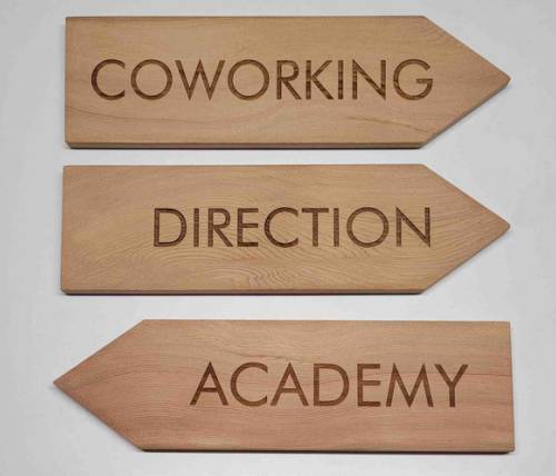 Enseigne directionnelle en bois massif – Flèches personnalisées