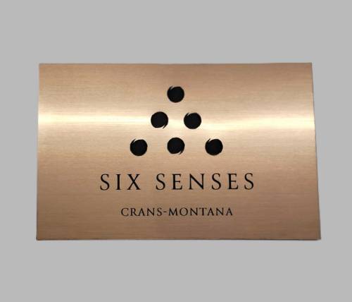 Signalétique sur mesure haut de gamme – Sublimez vos espaces avec élégance et clarté